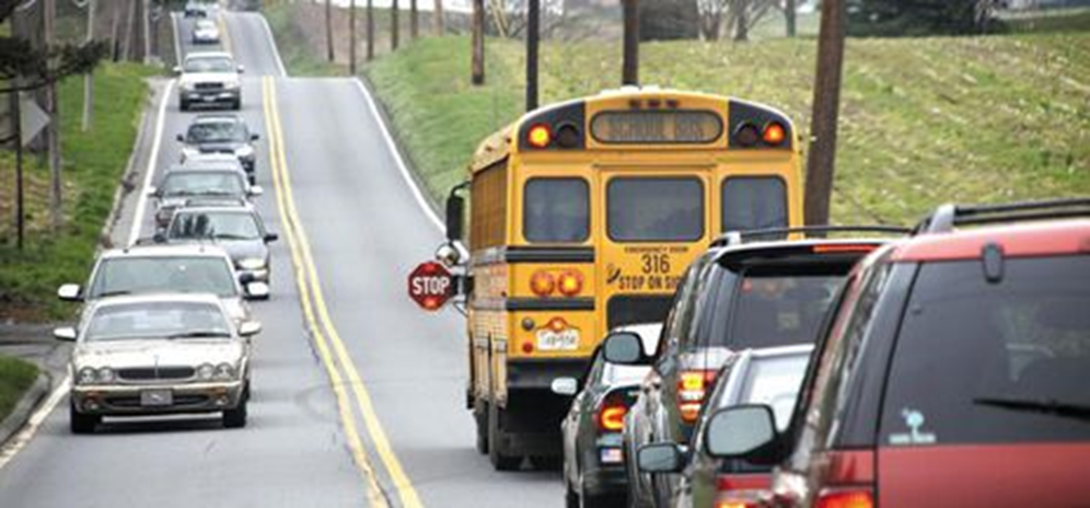 미국 메릴랜드주에서 한 스쿨버스가 학생들을 내려주기 위해 ‘STOP(정지)’ 표지판을 펼치자 양방향 차량 모두 멈춰있는 광경 이미지